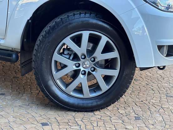 MITSUBISHI-PAJERO TR4-2013