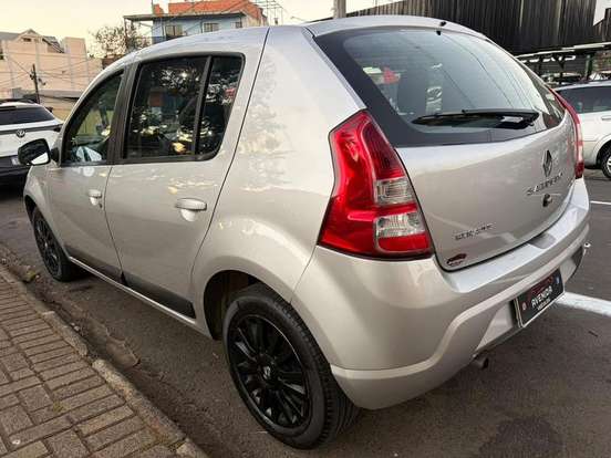 RENAULT-SANDERO-2012