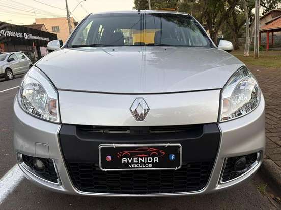RENAULT-SANDERO-2012
