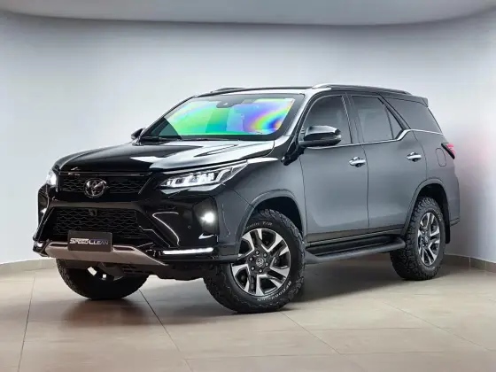 TOYOTA HILUX SW4 2.8 D-4D TURBO DIESEL DIAMOND 7L 4X4 AUTOMÁTICO