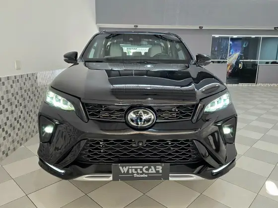 TOYOTA HILUX SW4 2.8 D-4D TURBO DIESEL DIAMOND 7L 4X4 AUTOMÁTICO TOYOTA HILUX SW4 2.8 D-4D TURBO DIESEL DIAMOND 7L 4X4 AUTOMÁTICO