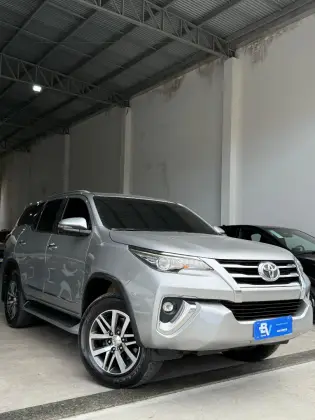 TOYOTA HILUX SW4 2.8 SRX 4X4 7 LUGARES 16V TURBO INTERCOOLER DIESEL 4P AUTOMÁTICO