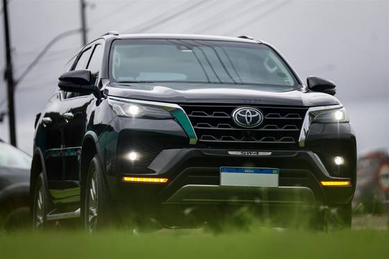 TOYOTA HILUX SW4 2.8 D-4D TURBO DIESEL SRX 4X4 AUTOMÁTICO