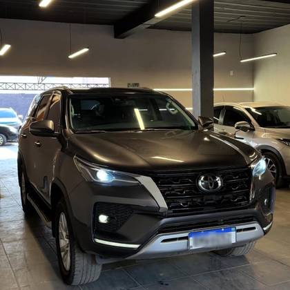 TOYOTA HILUX SW4 2.8 D-4D TURBO DIESEL SRX 4X4 AUTOMÁTICO