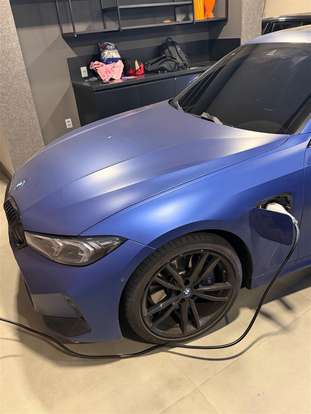 BMW-330e-2023