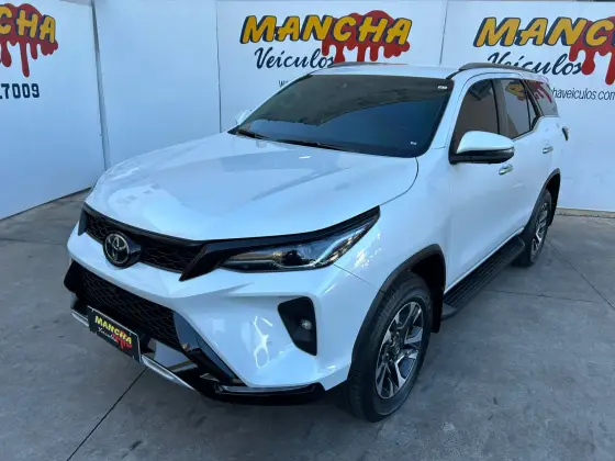 TOYOTA HILUX SW4 2.8 D-4D TURBO DIESEL SRX PLATINUM 7L 4X4 AUTOMÁTICO