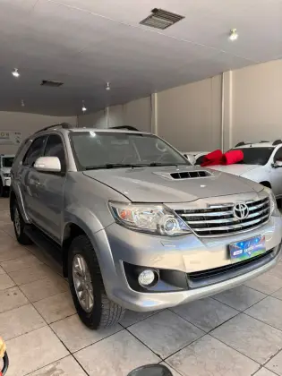 TOYOTA HILUX SW4 3.0 SRV 4X4 7 LUGARES 16V TURBO INTERCOOLER DIESEL 4P AUTOMÁTICO TOYOTA HILUX SW4 3.0 SRV 4X4 7 LUGARES 16V TURBO INTERCOOLER DIESEL 4P AUTOMÁTICO