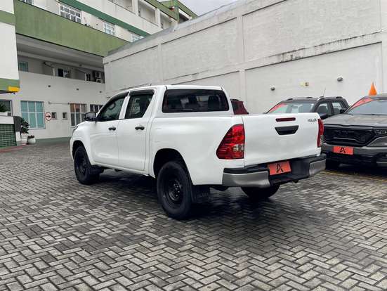 TOYOTA-HILUX-2022