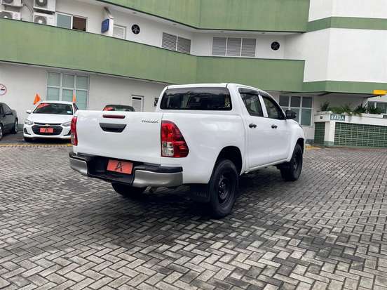 TOYOTA-HILUX-2022