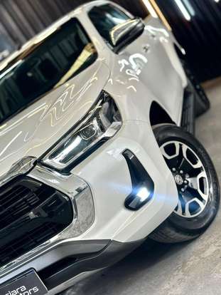 TOYOTA-HILUX-2023