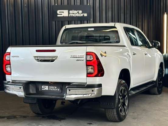 TOYOTA-HILUX-2.8 D-4D TURBO DIESEL CD SRX 4X4 AUTOMÁTICO TOYOTA-HILUX-2023