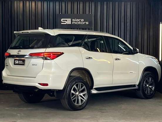 TOYOTA-HILUX SW4-2.8 SRX 4X4 7 LUGARES 16V TURBO INTERCOOLER DIESEL 4P AUTOMÁTICO TOYOTA-HILUX SW4-2018