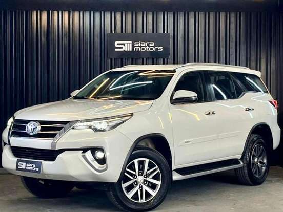 TOYOTA-HILUX SW4-2.8 SRX 4X4 7 LUGARES 16V TURBO INTERCOOLER DIESEL 4P AUTOMÁTICO TOYOTA-HILUX SW4-2018