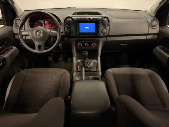 VOLKSWAGEN-AMAROK-2012