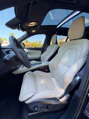 VOLVO-XC90-2022