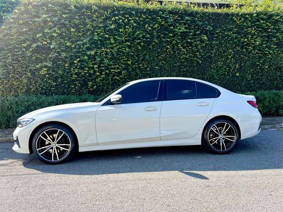 BMW-320i-2021
