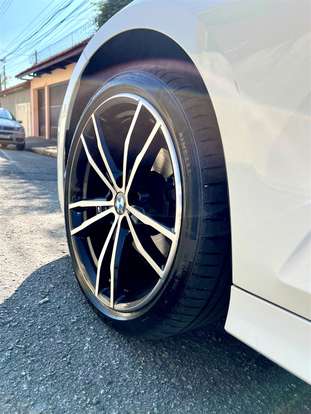 BMW-320i-2021