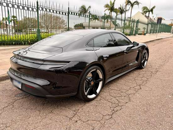PORSCHE-TAYCAN-2021
