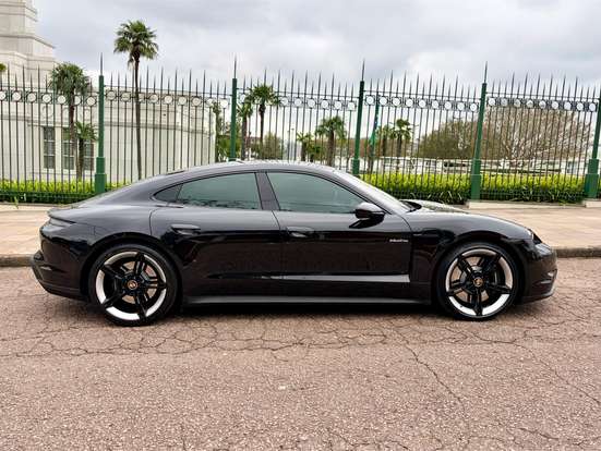 PORSCHE-TAYCAN-2021