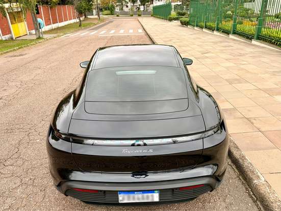 PORSCHE-TAYCAN-2021