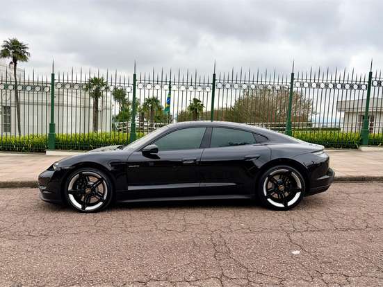 PORSCHE-TAYCAN-2021