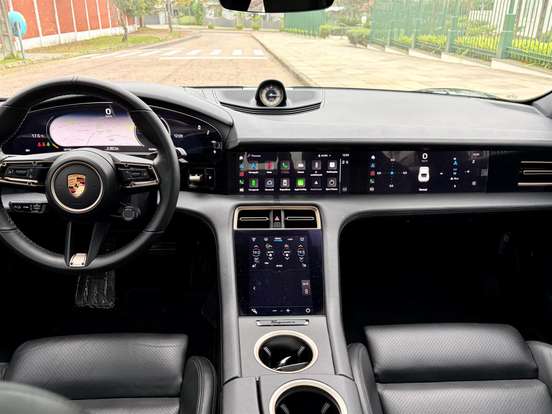 PORSCHE-TAYCAN-2021