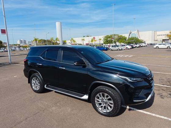 TOYOTA HILUX SW4 2.8 D-4D TURBO DIESEL SRX 7L 4X4 AUTOMÁTICO