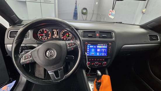 VOLKSWAGEN-JETTA-2012