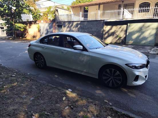 BMW-320i-2023