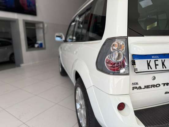 MITSUBISHI-PAJERO TR4-2.0 4X2 16V 140CV FLEX 4P AUTOMÁTICO MITSUBISHI-PAJERO TR4-2013