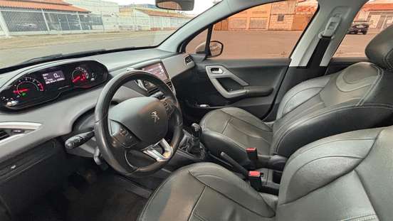 PEUGEOT-208-2016