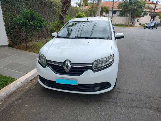RENAULT-LOGAN-2015