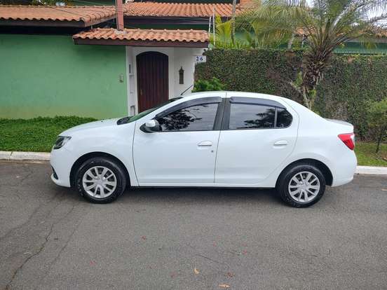 RENAULT-LOGAN-2015