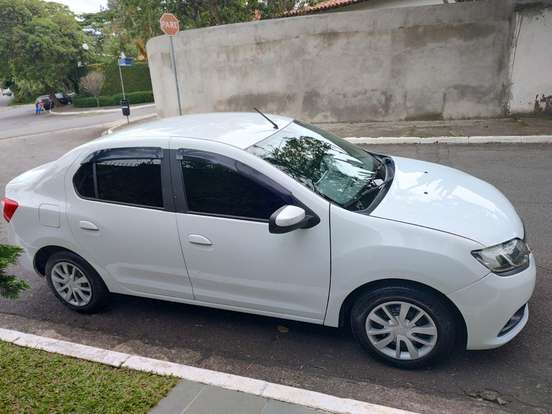 RENAULT-LOGAN-2015