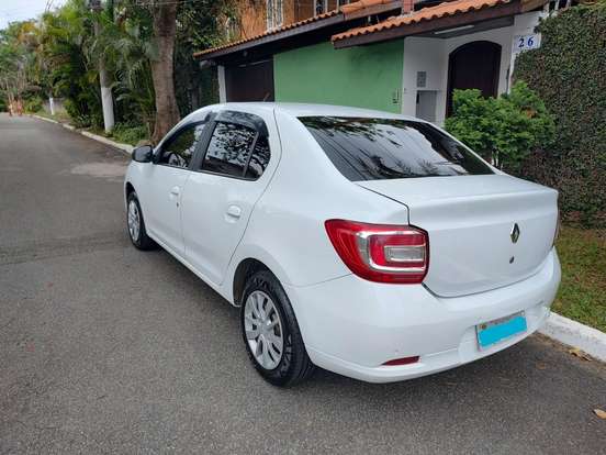 RENAULT-LOGAN-2015