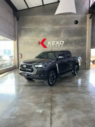 TOYOTA HILUX 2.8 D-4D TURBO DIESEL CD SRX 4X4 AUTOMÁTICO TOYOTA HILUX 2.8 D-4D TURBO DIESEL CD SRX 4X4 AUTOMÁTICO