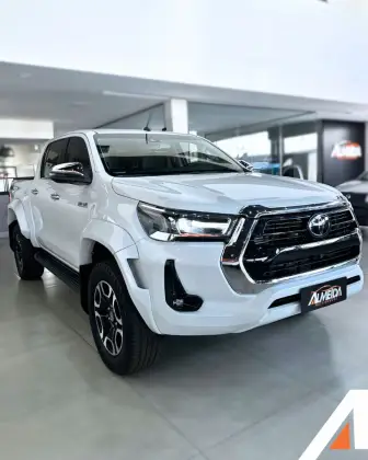 TOYOTA HILUX 2.8 D-4D TURBO DIESEL CD SRX PLUS 4X4 AUTOMÁTICO