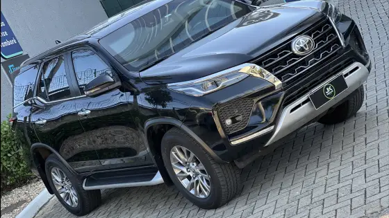 TOYOTA HILUX SW4 2.8 D-4D TURBO DIESEL SRX 4X4 AUTOMÁTICO TOYOTA HILUX SW4 2.8 D-4D TURBO DIESEL SRX 4X4 AUTOMÁTICO