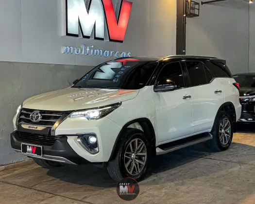 TOYOTA HILUX SW4 2.8 SRX 4X4 7 LUGARES 16V TURBO INTERCOOLER DIESEL 4P AUTOMÁTICO TOYOTA HILUX SW4 2.8 SRX 4X4 7 LUGARES 16V TURBO INTERCOOLER DIESEL 4P AUTOMÁTICO