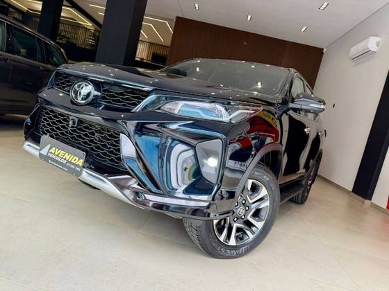 TOYOTA HILUX SW4 2.8 D-4D TURBO DIESEL SRX PLATINUM 7L 4X4 AUTOMÁTICO