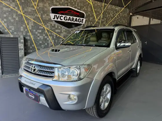 TOYOTA HILUX SW4 3.0 SRV 4X4 7 LUGARES 16V TURBO INTERCOOLER DIESEL 4P AUTOMÁTICO TOYOTA HILUX SW4 3.0 SRV 4X4 7 LUGARES 16V TURBO INTERCOOLER DIESEL 4P AUTOMÁTICO