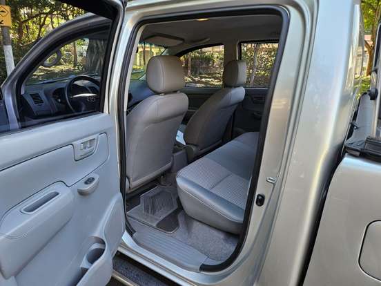 TOYOTA-HILUX-2010