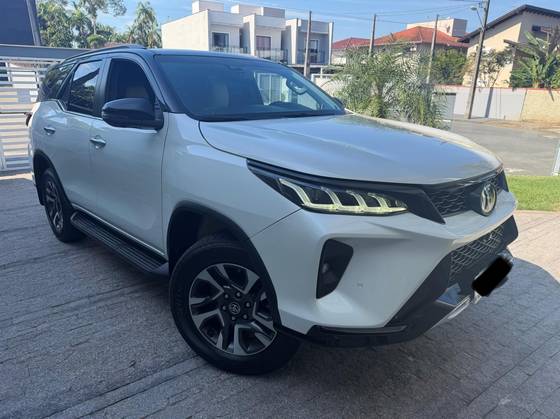 TOYOTA HILUX SW4 2.8 D-4D TURBO DIESEL DIAMOND 7L 4X4 AUTOMÁTICO