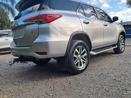 TOYOTA-HILUX SW4-2.8 SRX 4X4 7 LUGARES 16V TURBO INTERCOOLER DIESEL 4P AUTOMÁTICO TOYOTA-HILUX SW4-2019