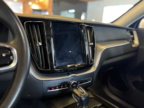 VOLVO-XC60-2018