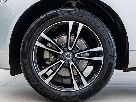 VOLVO-XC60-2.0 T5 GASOLINA MOMENTUM AWD GEARTRONIC VOLVO-XC60-2020