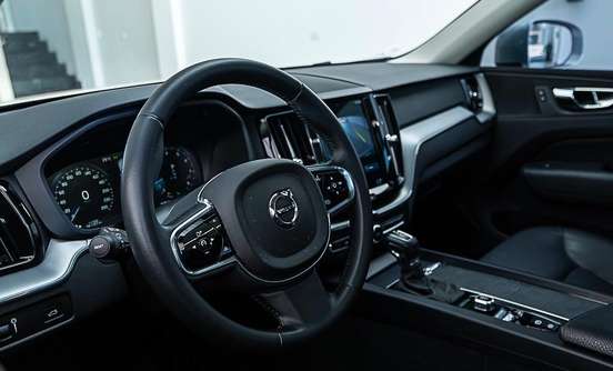 VOLVO-XC60-2020