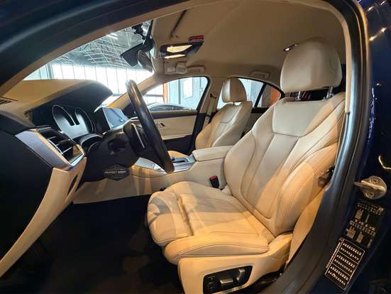 BMW-320i-2019