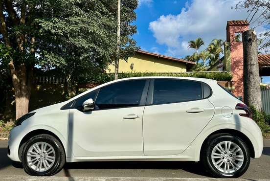 PEUGEOT-208-2017