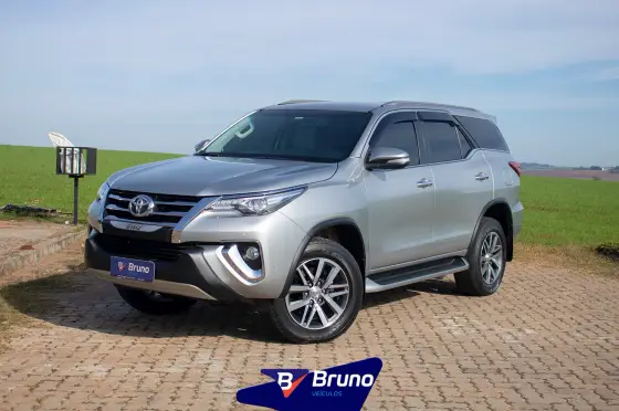 TOYOTA HILUX 2.8 SRX 4X4 CD 16V DIESEL 4P AUTOMÁTICO TOYOTA HILUX 2.8 SRX 4X4 CD 16V DIESEL 4P AUTOMÁTICO